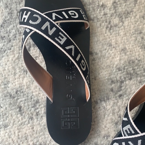 Givenchy slides in black and white - Picture 2 of 4